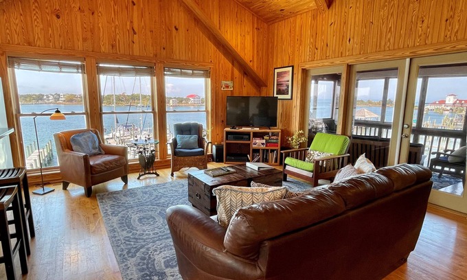 Ocracoke Condominio | Descubre el último lugar de vacaciones frente al puerto, con espectaculares puestas de sol, directamente en el puerto.