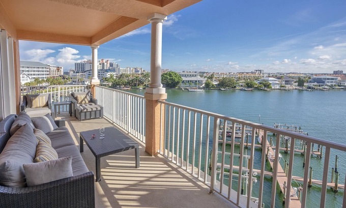 Clearwater Beach Condominio | Vistas de delfines | 500 pasos para las arenas blancas azucaradas | A pie de tiendas y restaurantes