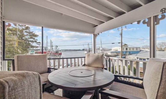 Oriental Apartamento | Harborview! Sleeps up to 10. Spa and beside The Bean!