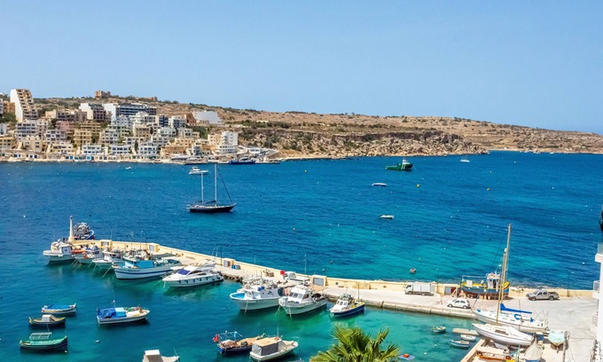 St. Paul's Bay Apartamento | Harbour Lights Seafront Penthouse by Getaways Malta