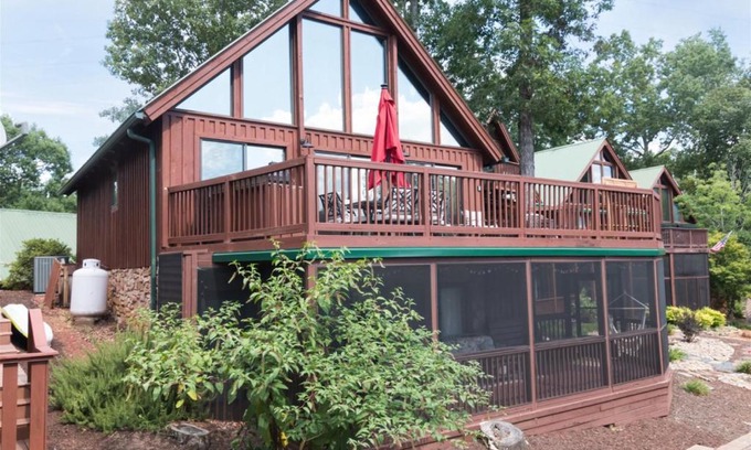 Six Mile Casa | Harbour Pointe - Lake Keowee Chalet with Boat Slip