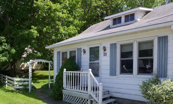 Bayfield Cabaña | Harbourfront Cottage!