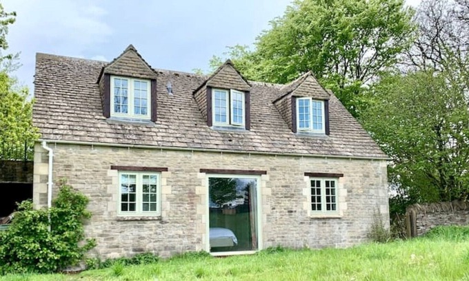 Rendcomb Cabaña | Hare's Lodge, a modern cosy Cotswolds retreat with lovely views