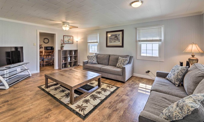 Harkers Island Casa | Harkers Island Home with Porch ~ 1 Mi to Marina!