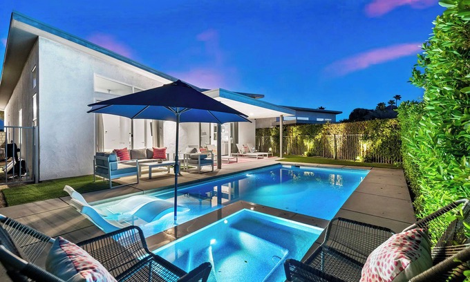 Indian Wells Casa | 'Harlow House' Lounge poolside in Indian Wells