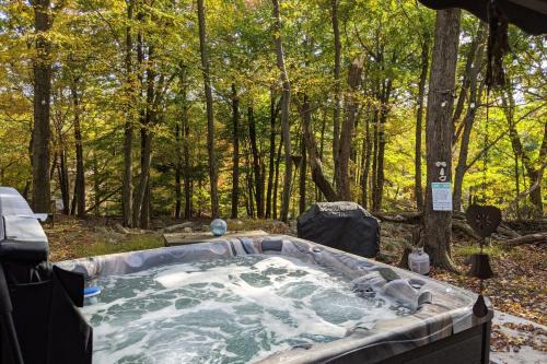 Lake Harmony Estates Casa | Harmony Cottage by AvantStay Lake Access Hot Tub Fire Pit Game Room