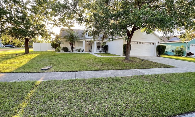 Crescent Lakes Casa | Harmony Place Gorgeous 3 Beds and 2 Baths Home with Pool.