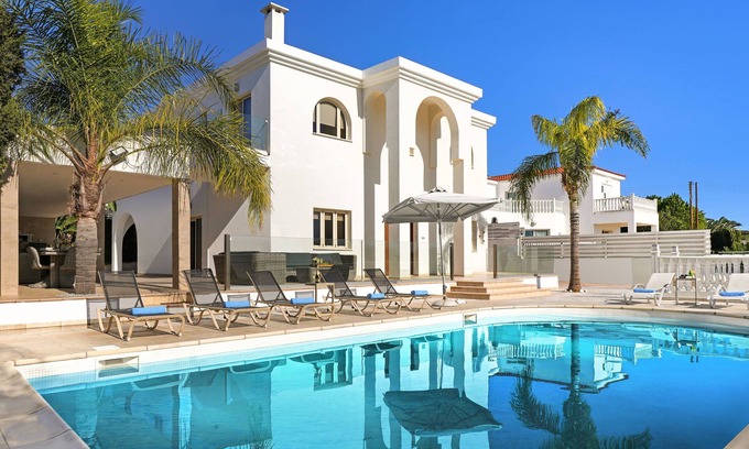 Paralimni Villa | VILLA HARMONY - 6 CAMAS con una gran piscina privada ubicada en Ayia Napa Hills