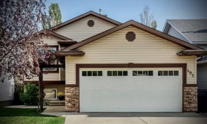 Lethbridge Casa | Harper House-Home away from home in Lethbridge