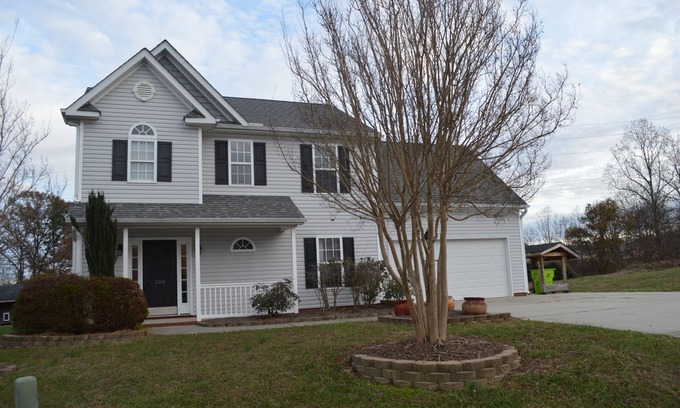 Winston - Salem Casa | Hartman Casita! Quiet neighborhood.1 king Bed!
