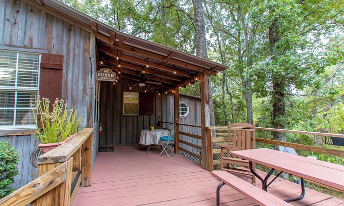 Nacogdoches Cabina | Harts Landing - A cozy forest getaway for friends & family at Stag Leap Cabins!