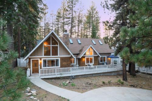 Summit Estates Casa | Hartwood by AvantStay Cozy Big Bear Abode w Spacious Deck Stone Fireplace