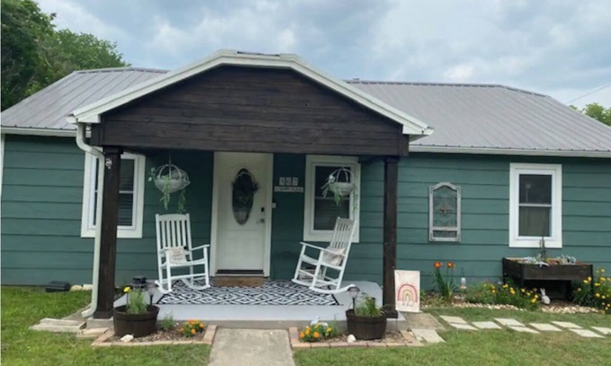Saint Jo Otro | Harvest House - Vineyard Charm w/ New Hot Tub in Saint Jo