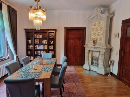 Quedlinburg Apartamento | Harziano in der Kaiser-Otto-Straße - Stilvolle Gründerzeitwohnungen mit Kachelöfen, Wintergarten & viel Platz zum Entspannen