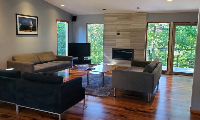 Bonny Slope Casa | Haskell Treehouse is family-friendly in a quiet area close to downtown Portland.
