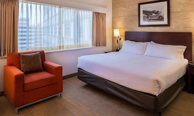 O'Hare Hotel | Hassle-free Stay w/ Complimentary Airport Shuttle, Pets are Welcome!