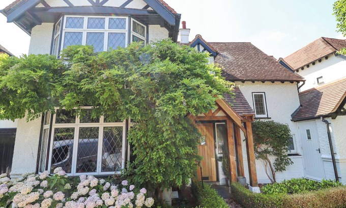 Shottery Cabaña | HATHAWAY LANE, with open fire in Stratford-Upon-Avon