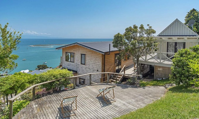 Stepneyville Casa | Haulashore Views - Nelson Waterfront Vacation Home