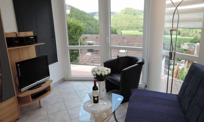 Bad Urach Apartamento | Haus Eisele Apartment 2, 45m², con cama doble, sofá cama, TV, baño, cocina equipada, solárium