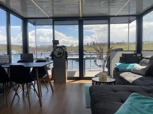 Braunsbedra Apartamento | Hausboot Schiff Für 4 Personen Ca 33 M Sup2 In Braunsbedra, Sachsen Anhalt Halle Saale Unstrut Region
