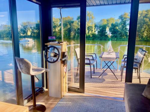 Schumachersiedlung Alquiler De Eote | HAUSBOOT - Schwimmende feststehende Ferienwohnung direkt auf der Havel mit Weitblick aufs Wasser