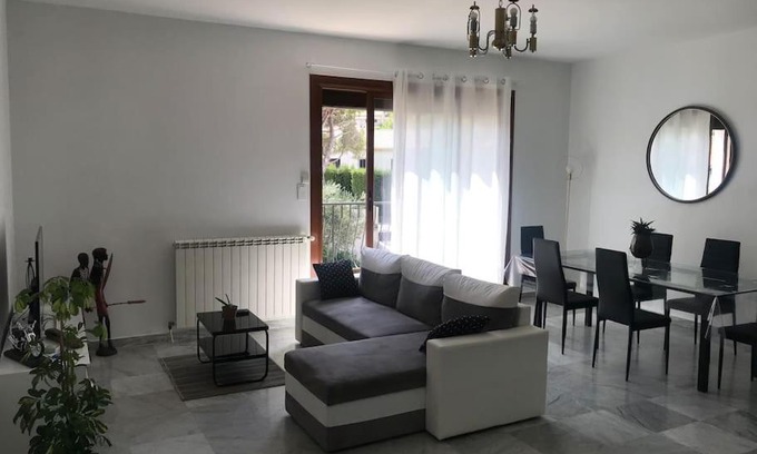 Carnoux-en-Provence Apartamento | Haut de maison entièrement rénové avec garage