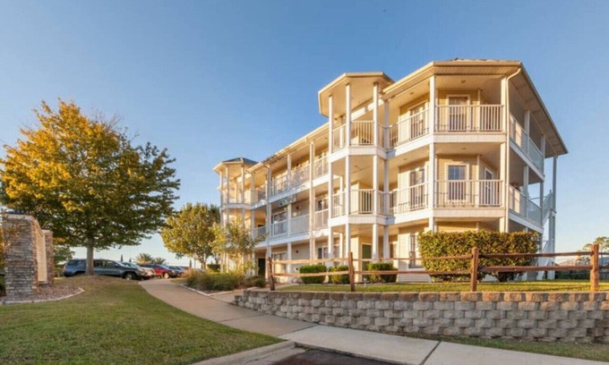 Conroe Apartamento | Have Family Fun Outdoors in this 2BD condo with onsite resort activities