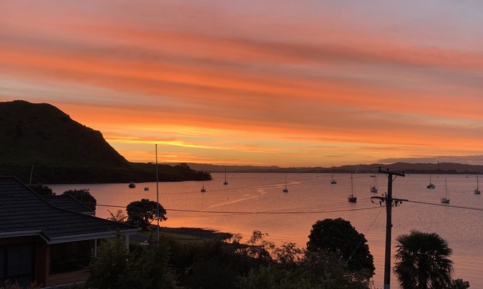 Whangarei Heads Casa | Haven in the Bay: casa de playa frente al mar de 3 dormitorios