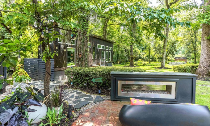 Forest Hills Casa | Haven: Intimate Treehouse on the Ground