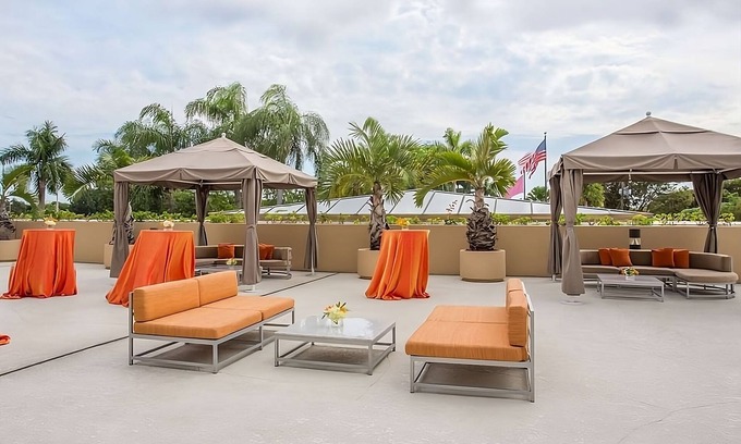 Flagami Casa | Haven Of Relaxation! 2 Modern Units, Free Airport Shuttle, Pets Allowed!