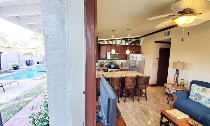 Port Canaveral Apartamento | Hawaiian Cottage - Heated Pool Walk to the Beach