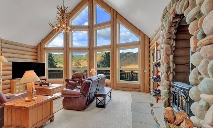 Cascade-Chipita Park Cabina | Hawk's Landing - pet friendly, hot tub, luxurious