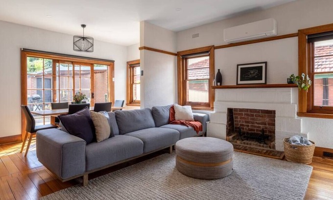 West Hobart Casa | Hawke on Sherbourne - spacious art deco gem
