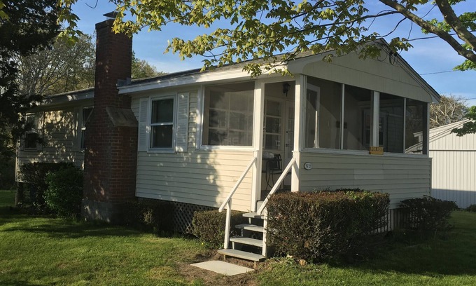 Old Lyme Cabaña | Hawks Nest Beach Cottage-Vistas de Long Island Sound-Tranquil + Relax-3br