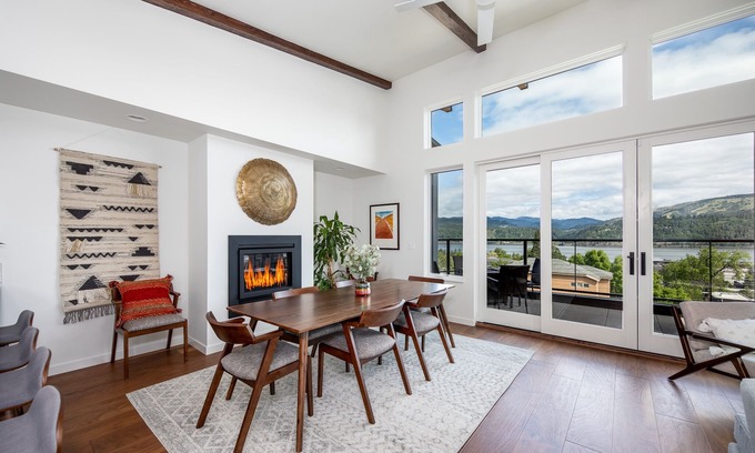 Hood River Casa | Hawks Perch - New Downtown Modern, Panoramic View