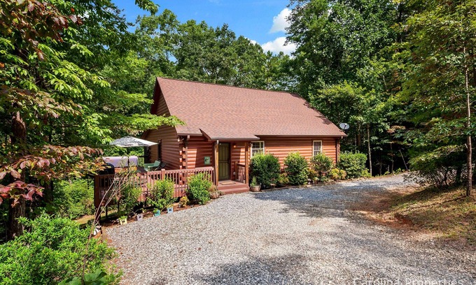 Lake Lure Cabina | Hawks Terrace- Hot Tub, Mirror Lake Access, Views!