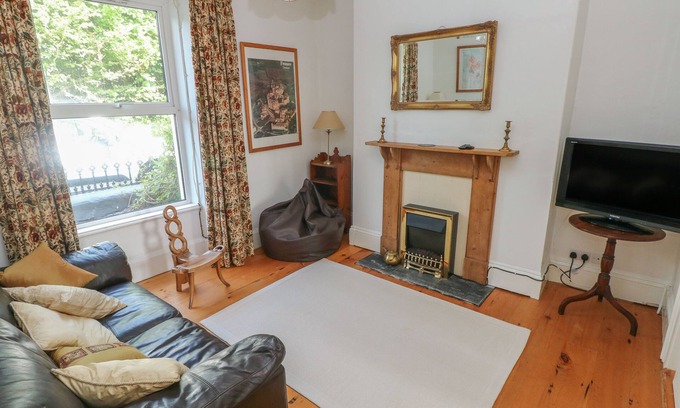 Pembroke Casa | HAWTHORN HOUSE, pet friendly, luxury holiday cottage in Pembroke