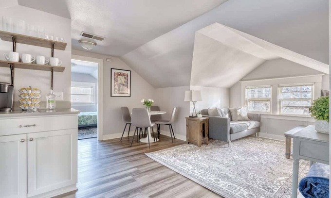 Creston - Kenilworth Casa | Hawthorne MultiUnit, 99 Walk Score,Remote Workers