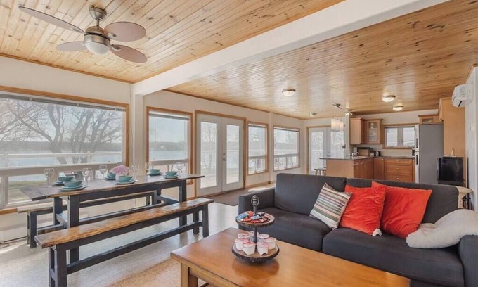 Greater Napanee Chalet De Esquí | Hay Bay waterfront retreat - Sunshine's cottage