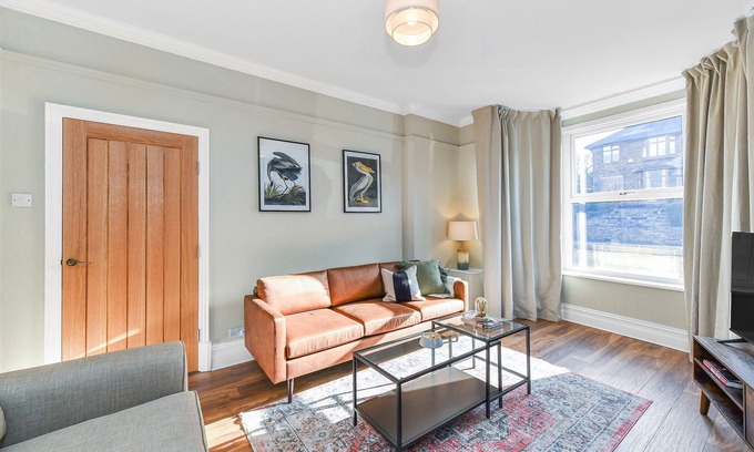 Nottingham Apartamento | Haydn Road - Opulent 4bedroom house with dining for 8 & private outdoor patio