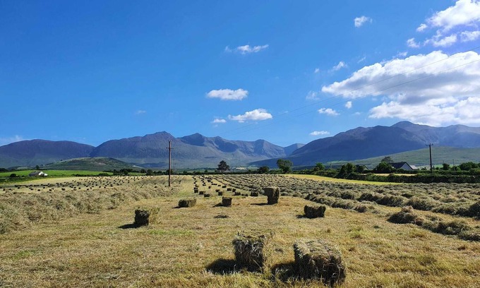 Kilgobnet Cabaña | Hayfield View Charming 2-bedroom cottage in beautiful Beaufort, Killarney, WIFI