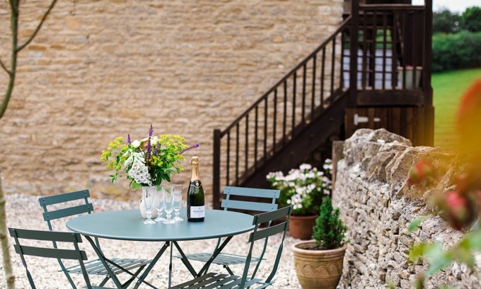 Witney Cabaña | Hayloft at Newbarn Farm - sleeps 4 guests in 2 bedrooms