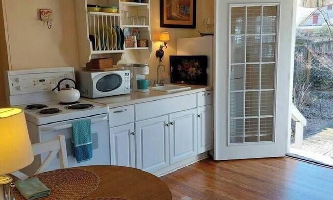 East of Broadway Cabaña | Hayward Garden Cottage
