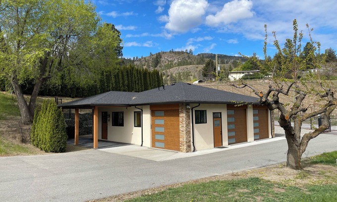 Okanagan-Similkameen Cabaña | Hazelnut Farm Vacation Cottage