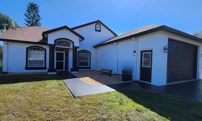 River Ranch Casa | Hazen House at River Ranch! Gorgeous Water Views! Sleeps 8!