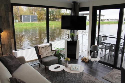 Bad Bederkesa Alquiler De Eote | HB 4 - Hausboot Bad Bederkesa