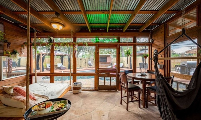 Westbury Apartamento | Heated Pool Retreat, OutdoorTV, BBQ & Cozy Gazebos