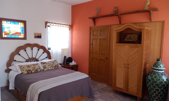 La Ribera Cama Y Desayuno | Library Room # 3 con una cama queen size y un sofá cama en una habitación separada