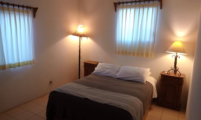 La Ribera Cama Y Desayuno | Habitación # 5 Budget Traveller con (1) cama queen size y (2) camas individuales en una habitación s