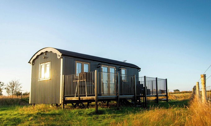 Pentrefelin Cabaña | HEAD FOR THE HILLS GLAMPING - SKYLARK SHEPHERD'S HUT in Llandeilo